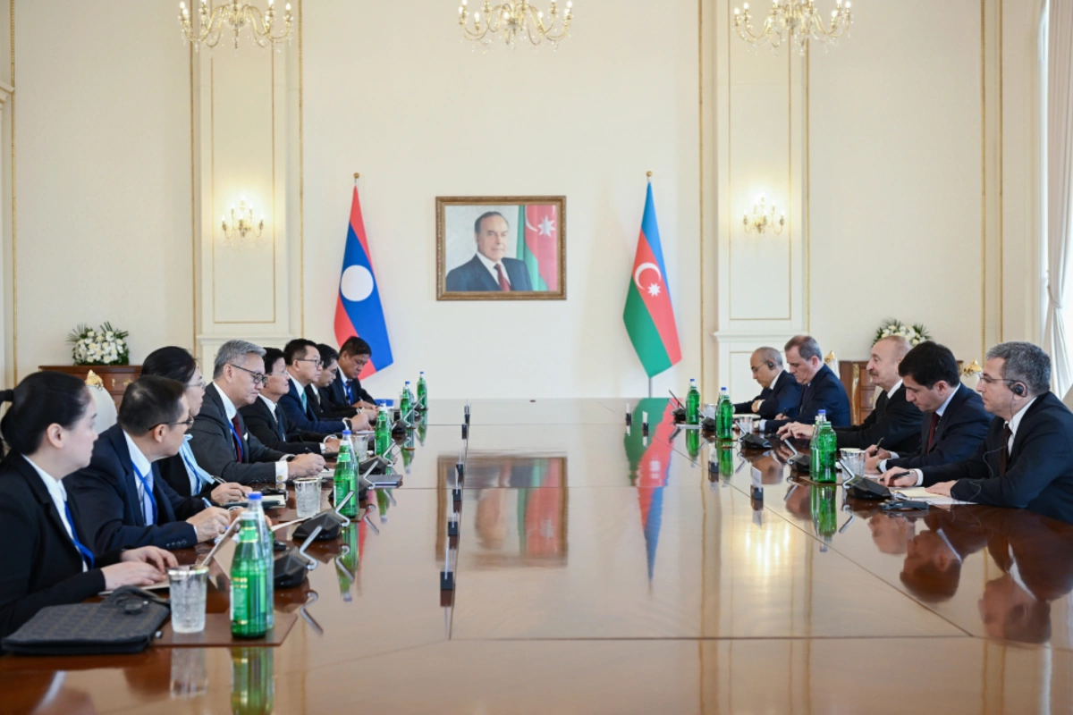 İlham Əliyevin Laos Prezidenti ilə geniş tərkibdə görüşü olub