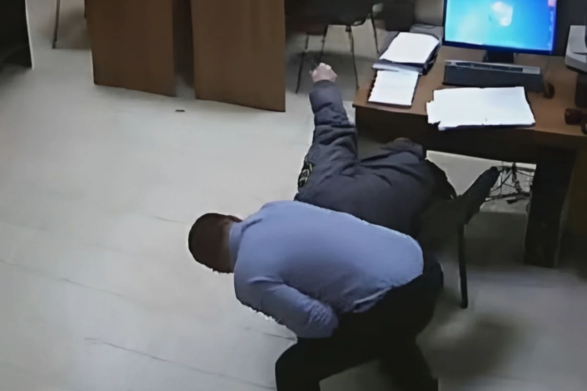 İmişlidə müəllim əməkhaqqına görə direktorla dalaşdı, arvadını və qızını DÖYDÜ İmişlidə müəllim əməkhaqqına görə direktorla dalaşdı, arvadını və qızını DÖYDÜ