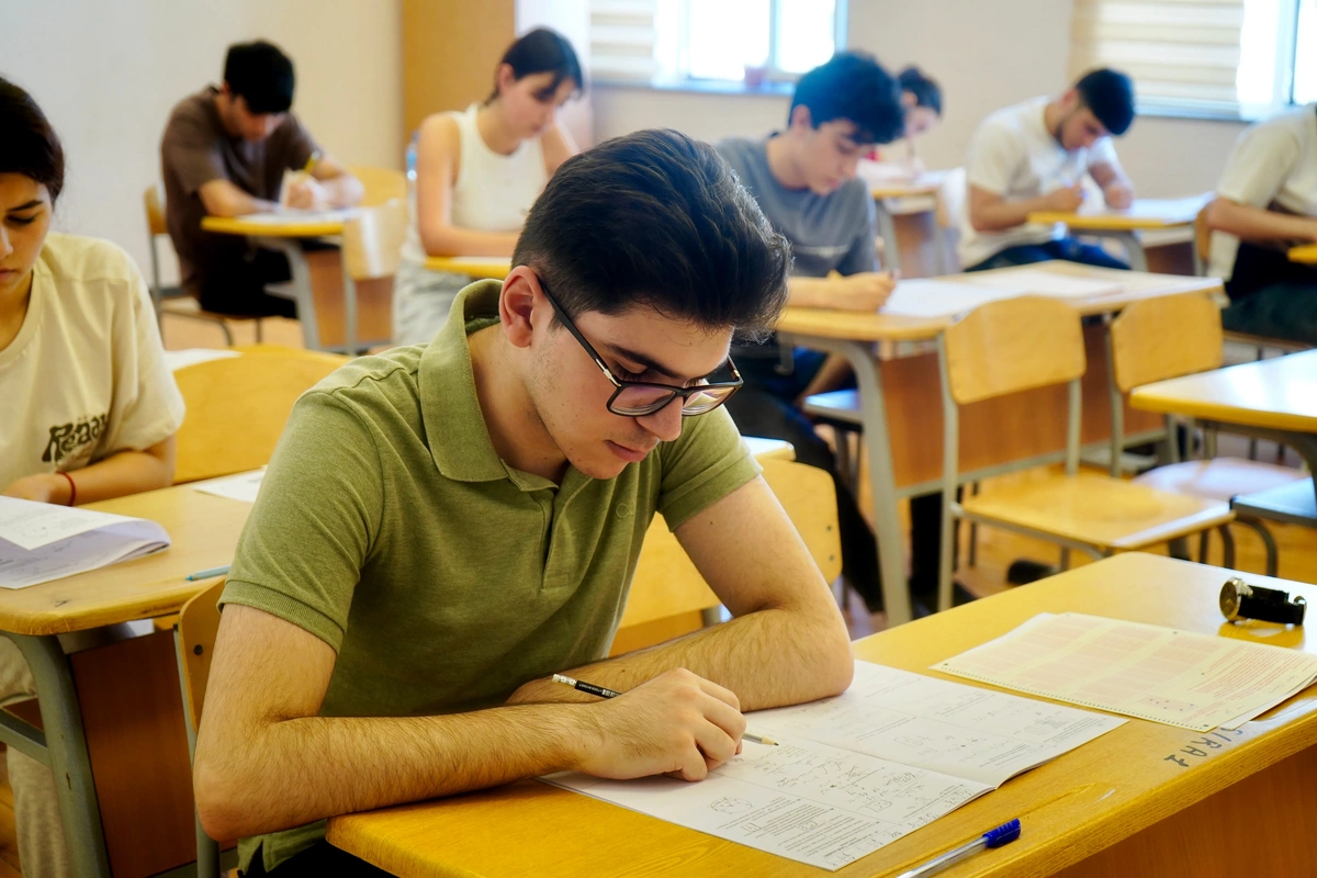 İmtahan zamanı köçürməyə şərait yaradan nəzarətçi zaldan çıxarıldı