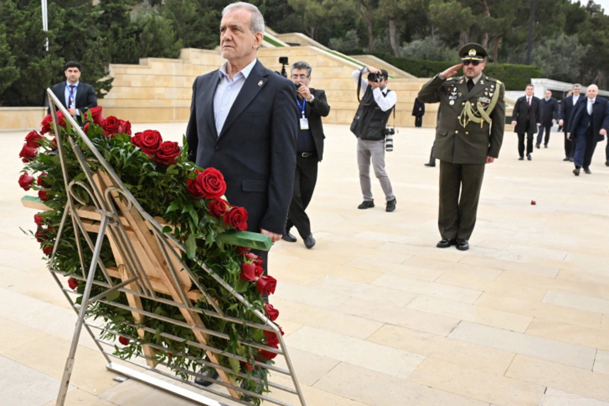 İran Prezidenti Məsud Pezeşkian Bakıda şəhidlərin xatirəsini anıb