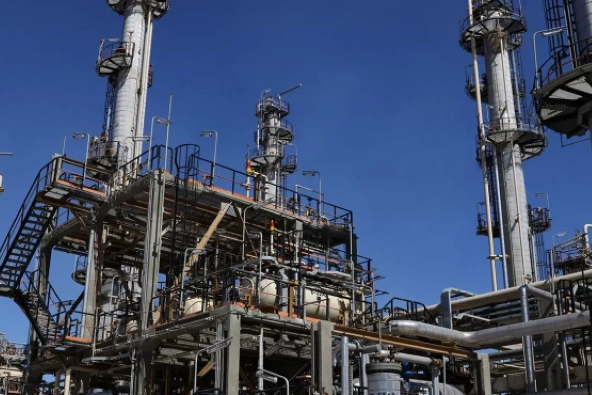 İranın hücuma məruz qalan neft emalı zavodu fəaliyyətini bərpa edir