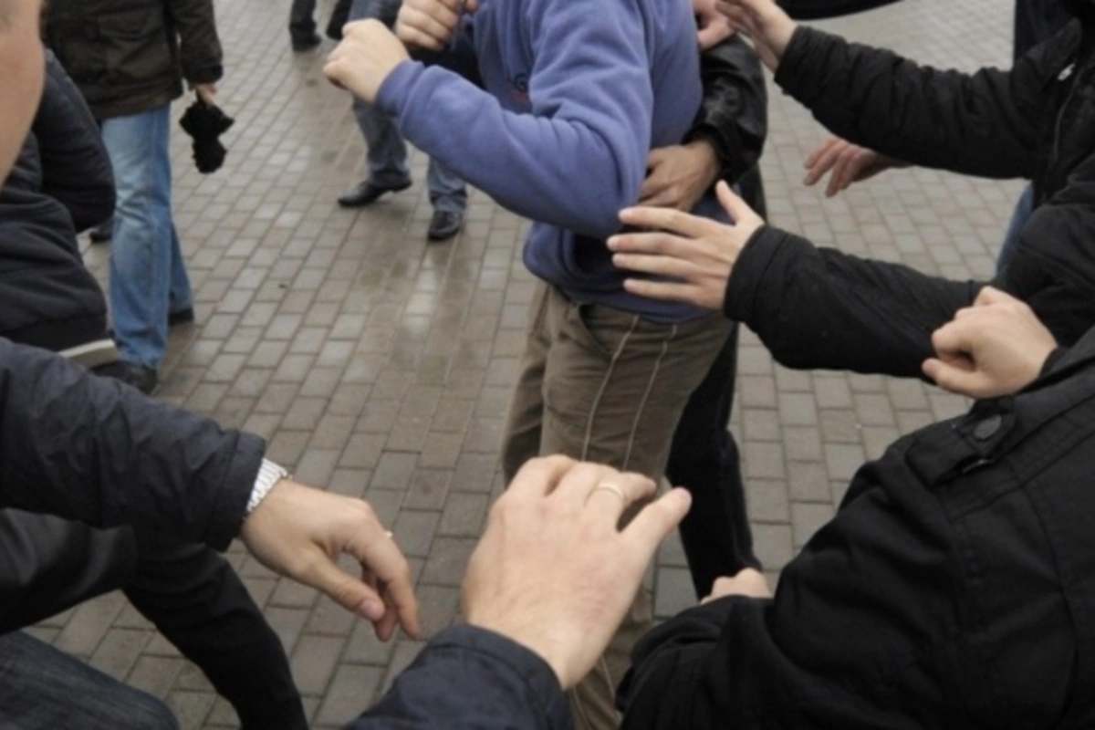 İşdən çıxarılmasına səbəb olan şəxsi küçədə döydü