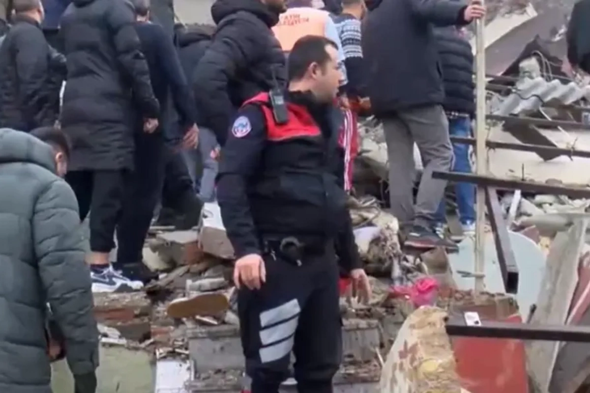 İstanbulda bina çökdü