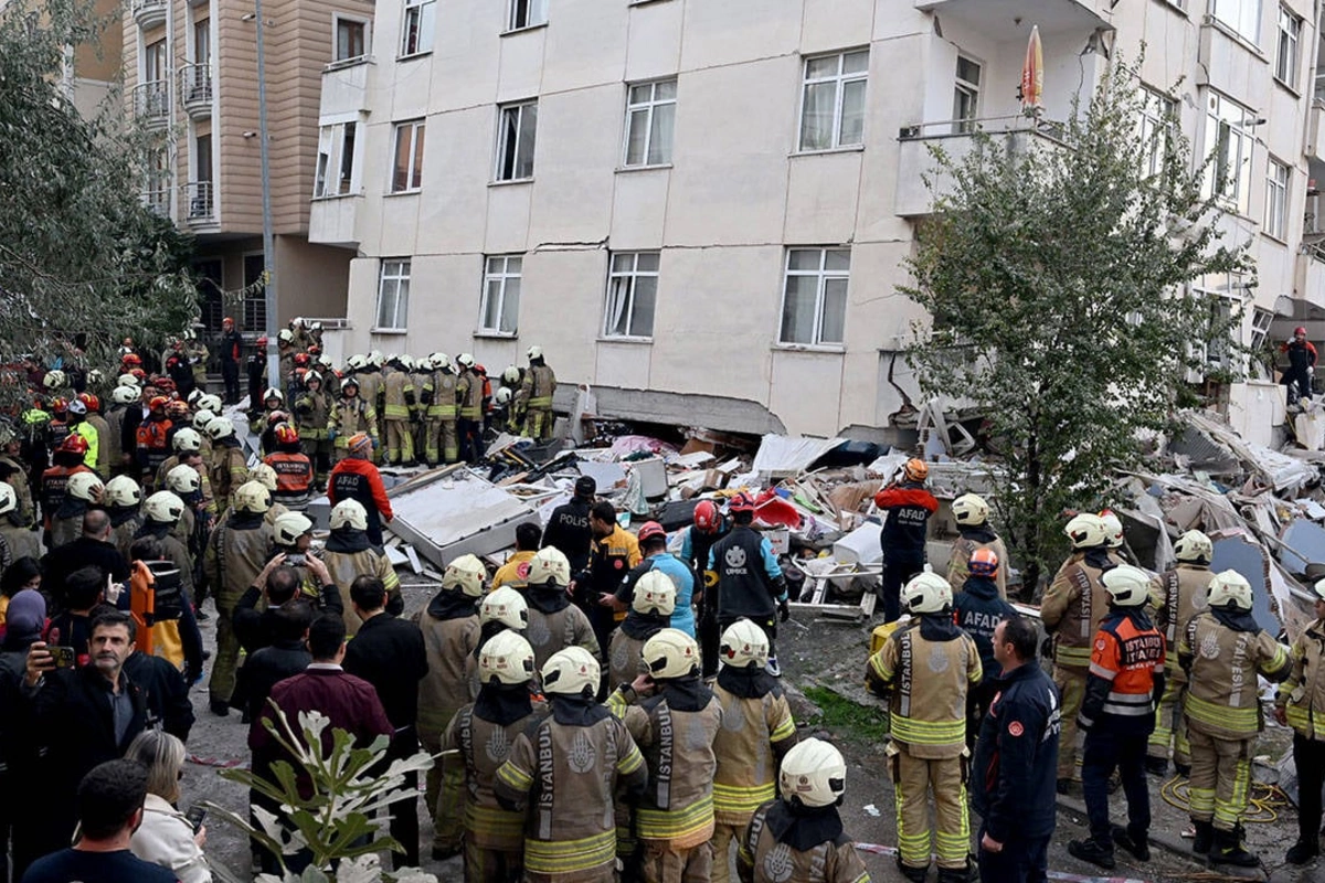 İstanbulda bina çöküb, ölən var