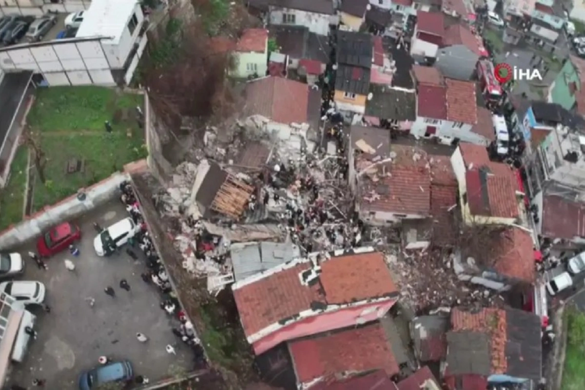 İstanbulda iki bina birdən çökdü
