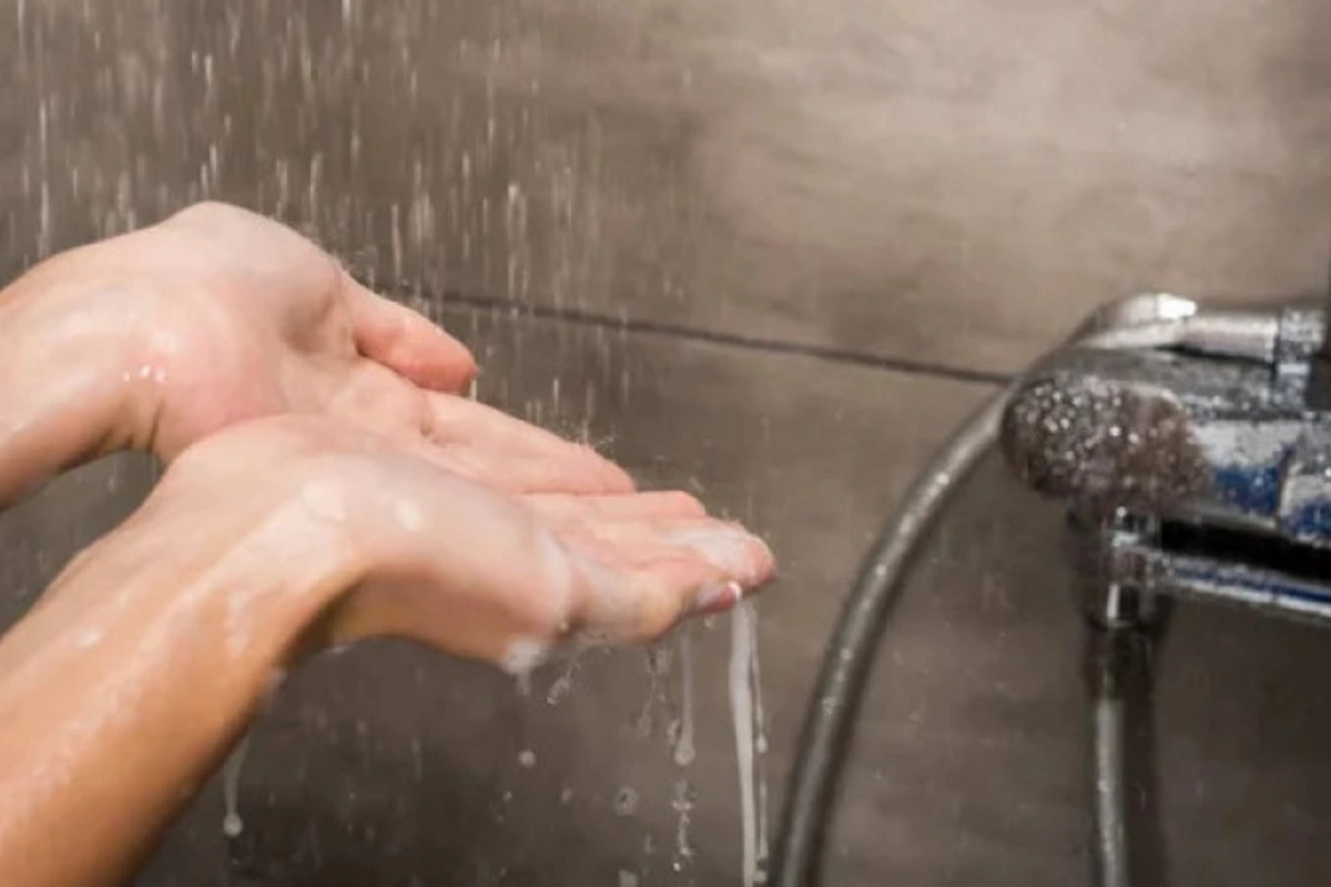 İsti havada soyuq duş qəbul etmək: Alimlərdən məşhur sərinləmə üsulu ilə bağlı HƏYƏCAN TƏBİLİ