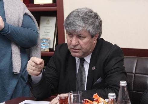 Jurnalist Əvəz Zeynallı iş adamının ailəsini şantaj edir Jurnalist Əvəz Zeynallı iş adamının ailəsini şantaj edir