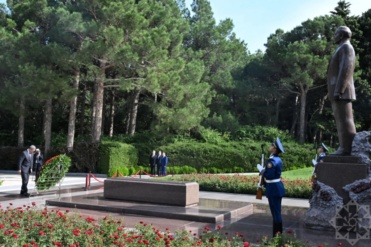 Kambocanın Baş naziri Fəxri xiyabanda Ümummilli Lider Heydər Əliyevin məzarını ziyarət edib