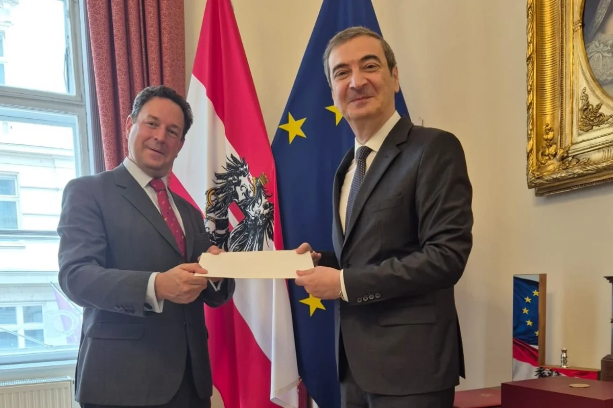 Kamil Xasiyev etimadnaməsinin sürətini Maksimilian Henniqə təqdim edib