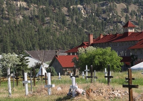 Kanadada hindli uşaqların kütləvi dəfni ilə bağlı qalmaqaldan sonra 33 kilsə yanıb