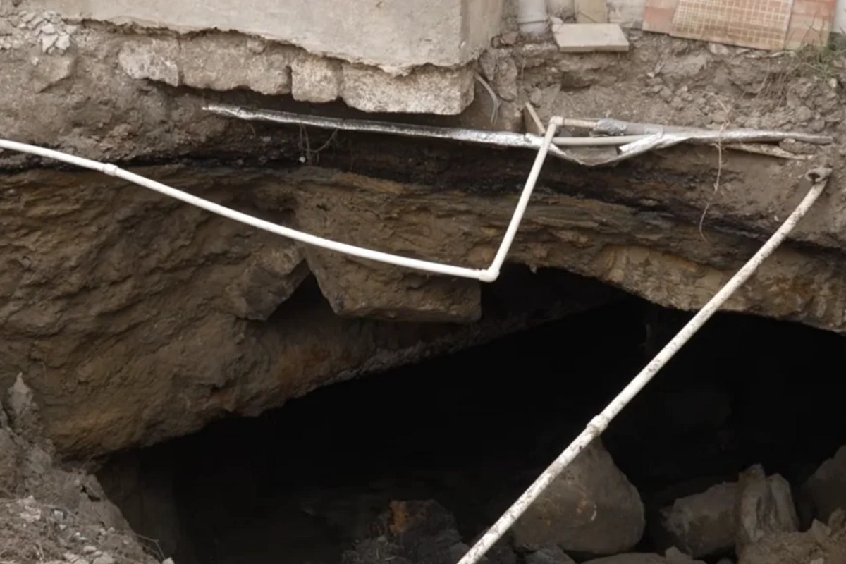 Kanalizasiya kollektorunun üzərində tikilən təhlükəli evlər