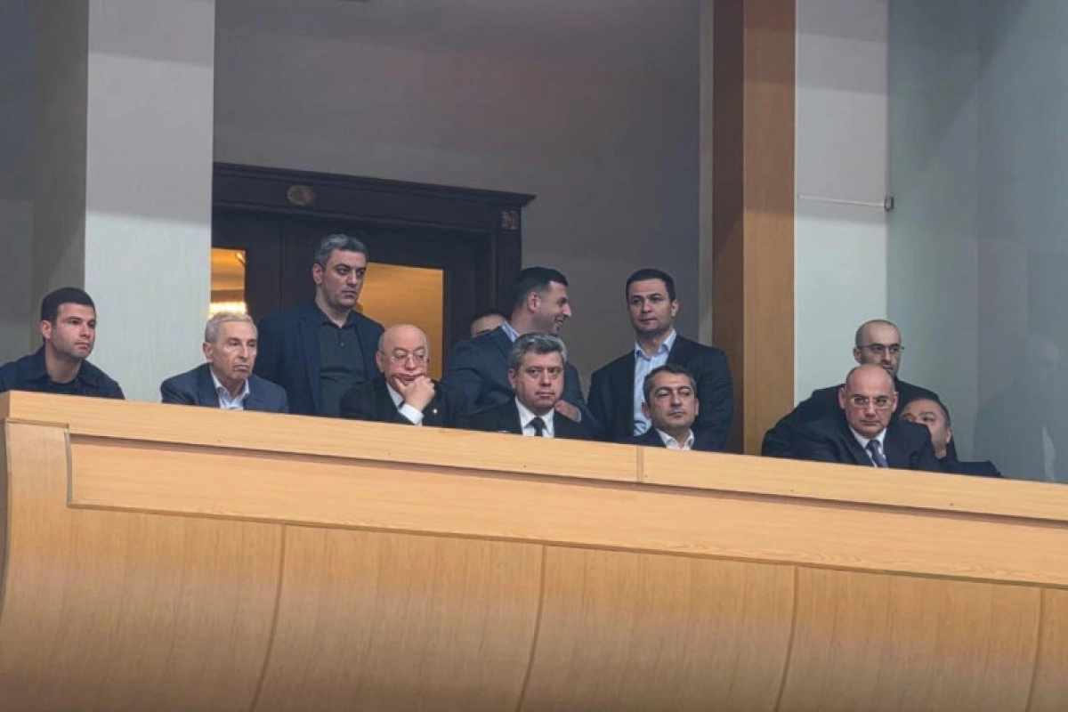 Kəmaləddin Heydərov yeni müavinləri ilə oyunu izlədi