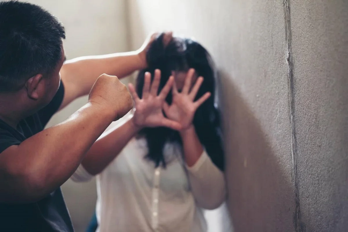 Kişi onunla rayona köçməkdən imtina edən arvadını döyüb evdən qovdu