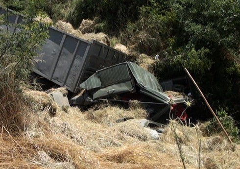 Kəlbəcərdə yük avtomobili dərəyə aşıb, ölən var