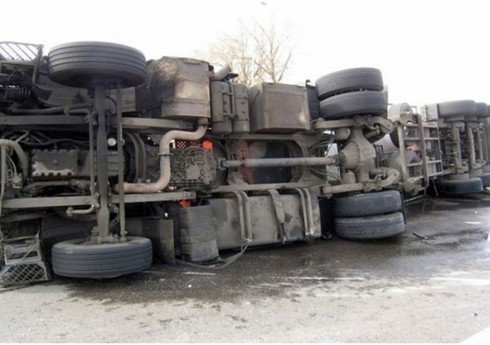 Kəlbəcərdə yük maşını aşıb, xəsarət alan var