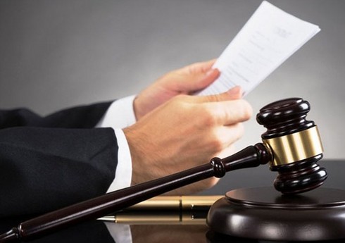 Külli miqdarda rüşvət almada təqsirləndirilən keçmiş hakimin məhkəməsi başlayıb