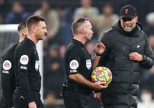 Klopp “Mançester Siti” ilə oyunda hakimə qışqırdığı üçün cəzalanıb