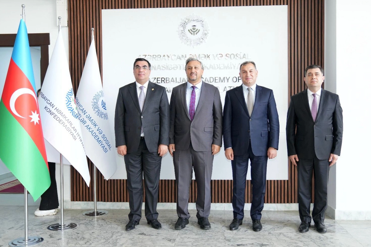 Koç Universitetinin rektoru AHİK-in Əmək və Sosial Münasibətlər Akademiyasında olub