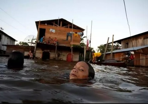Konqonun paytaxtı su altında qalıb, 120 nəfər ölüb