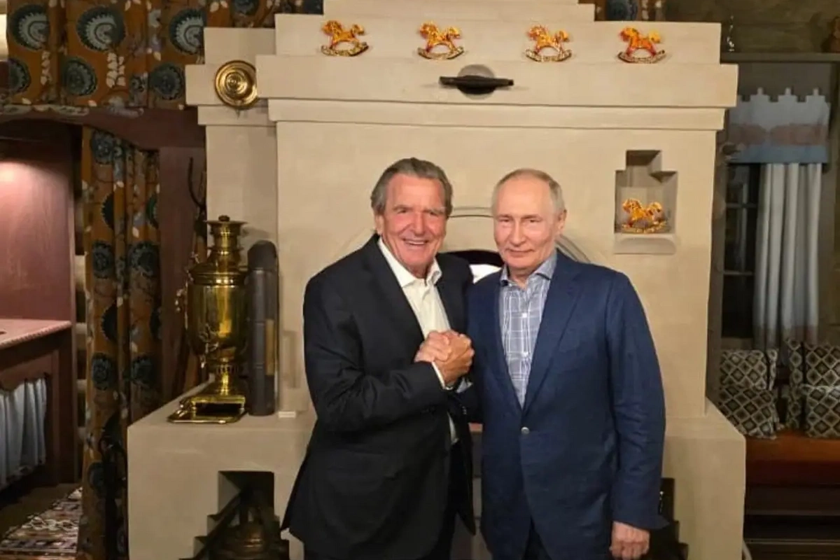 Kreml Putinlə Şröderin ad günü fotolarını yayımladı