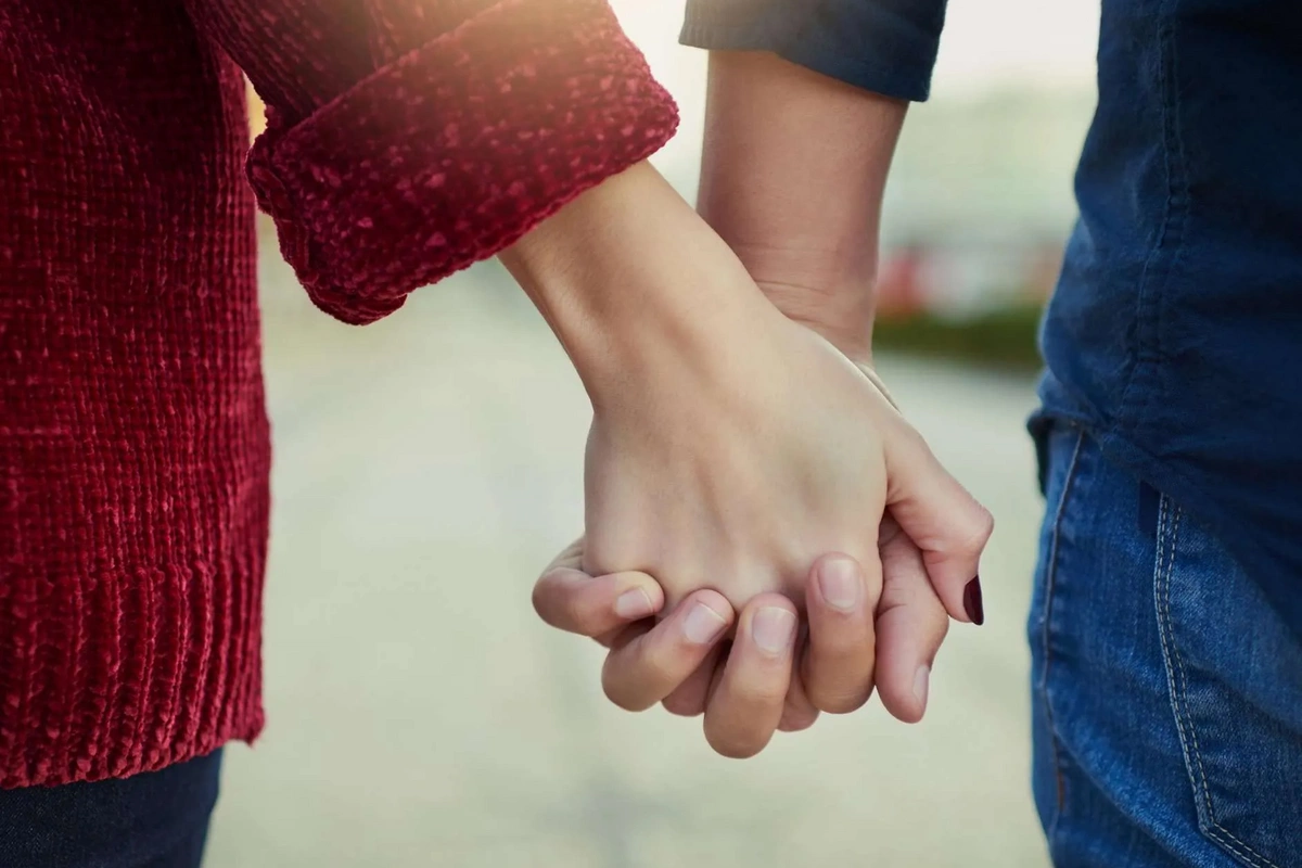 Küçədə sevgilisinin barmaqlarını sındıran şəxsə hökm oxundu