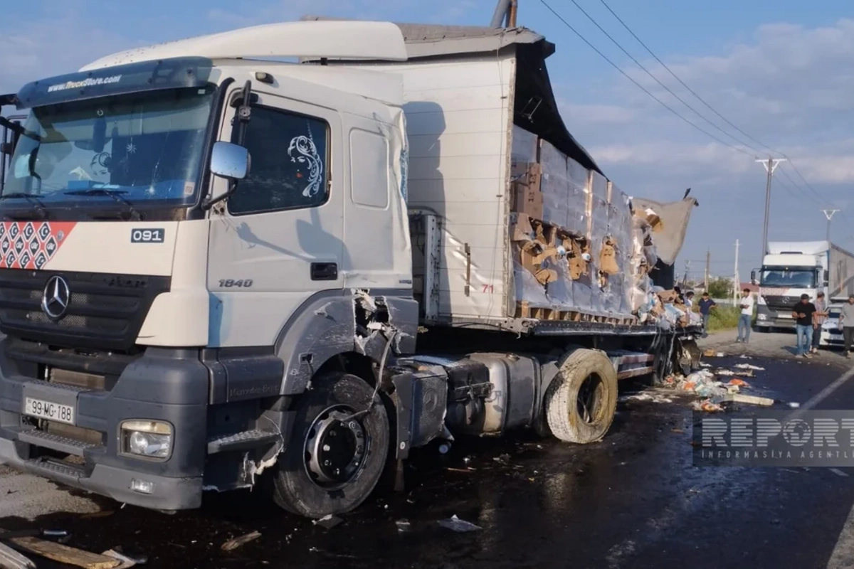 Kürdəmirdə iki yük maşını toqquşub, mallar yola dağılıb Kürdəmirdə iki yük maşını toqquşub, mallar yola dağılıb