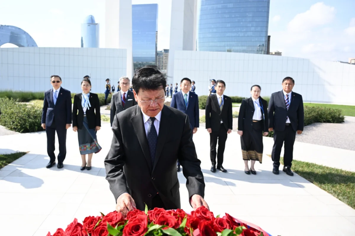 Laos Prezidenti Zəfər parkını ziyarət edib Laos Prezidenti Zəfər parkını ziyarət edib