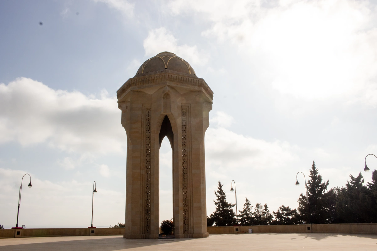 Latviya Prezidenti Şəhidlər xiyabanını ziyarət edib