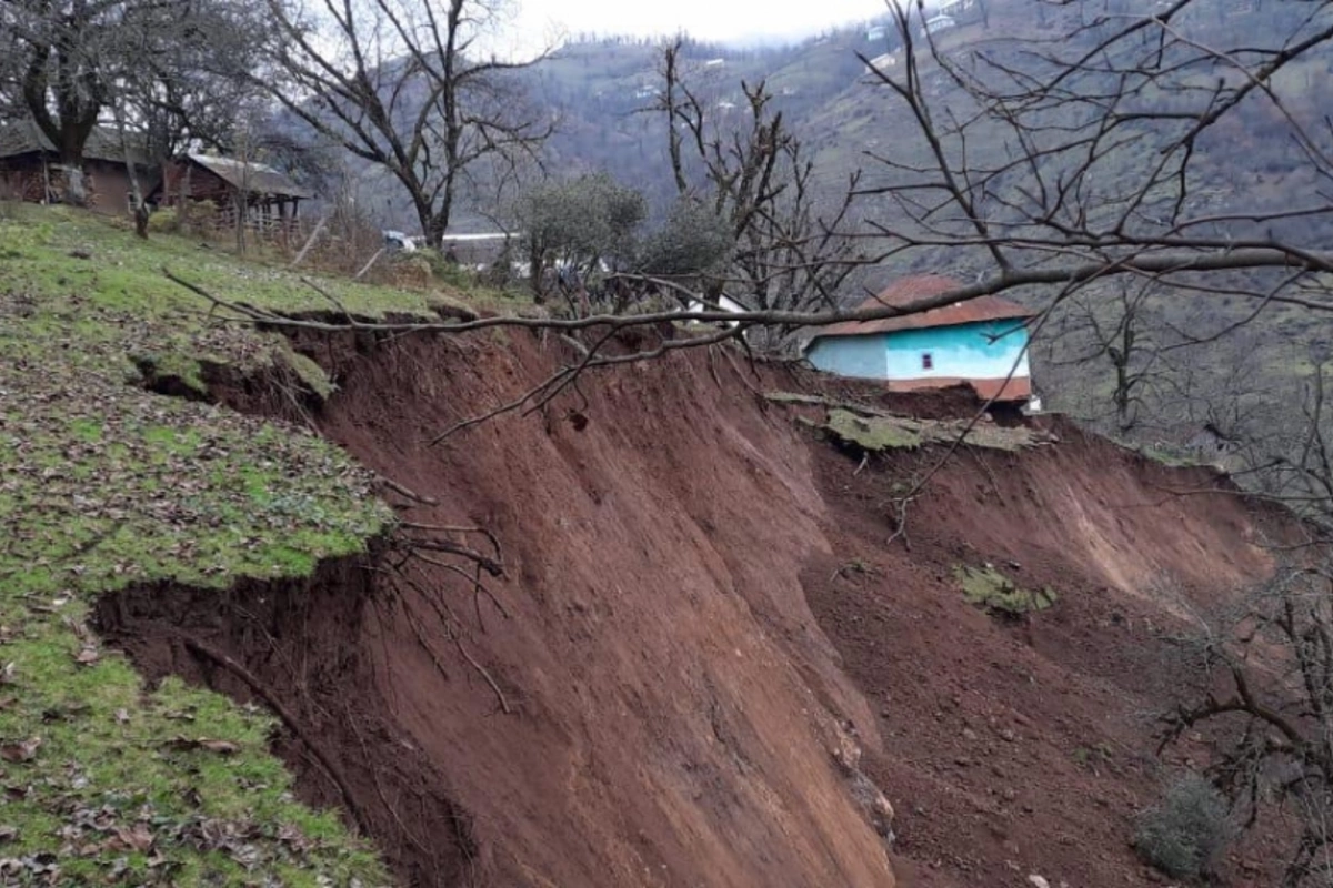 Lənkəranda torpaq sürüşməsi olub, 7 kəndi şəhərlə birləşdirən yolda asfalt qatı çöküb