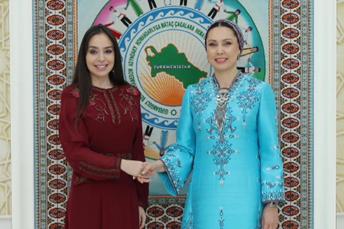 Leyla Əliyeva Arkadağ şəhərində Oğulcahan Atabayeva ilə görüşüb Leyla Əliyeva Arkadağ şəhərində Oğulcahan Atabayeva ilə görüşüb
