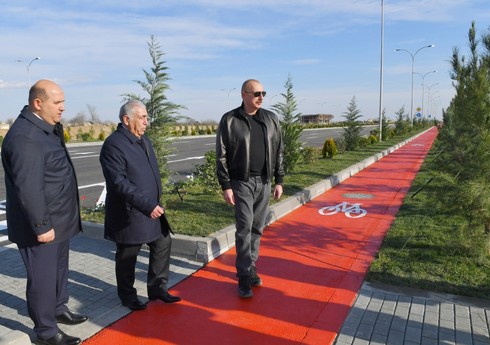 İlham Əliyev Ağdam şəhərinin daxili yollarında aparılan işlərlə tanış olub