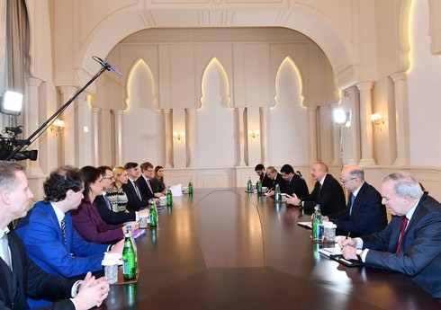 İlham Əliyev Avropa İttifaqının komissarını qəbul edib