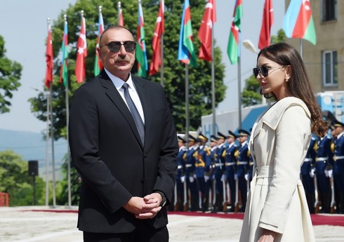 İlham Əliyev və Mehriban Əliyeva İrəvanda medal qazanmış türk idmançıları təbrik ediblər