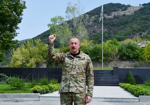 İlham Əliyev Xankəndidə Azərbaycanın Dövlət Bayrağını ucaldıb