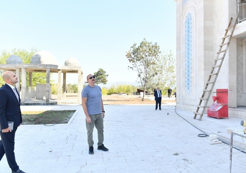 İlham Əliyev Zəngilan şəhər məscidində görülən işlərlə tanış olub