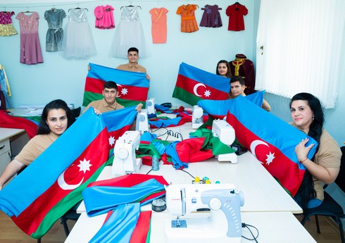 Əlilliyi olan şəxslər Vətən müharibəsinin ildönümü ilə bağlı 44 Azərbaycan bayrağı tikir