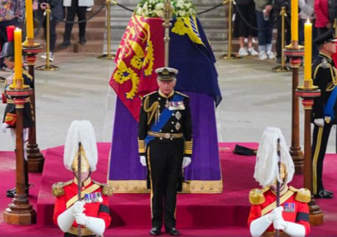 London polisi II Elizabetin tabutuna yaxınlaşmağa cəhd edən şəxsi saxlayıb