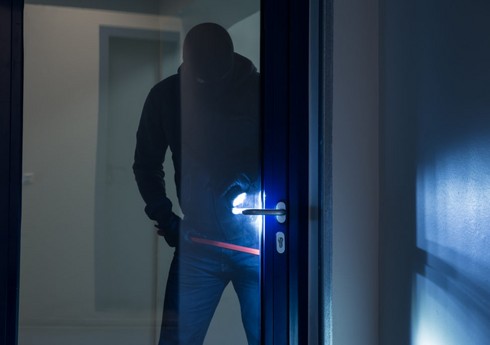 Mağazadan 30 min manatlıq quldurluq etməkdə təqsirləndirilən şəxsin məhkəməsi başlayır Mağazadan 30 min manatlıq quldurluq etməkdə təqsirləndirilən şəxsin məhkəməsi başlayır