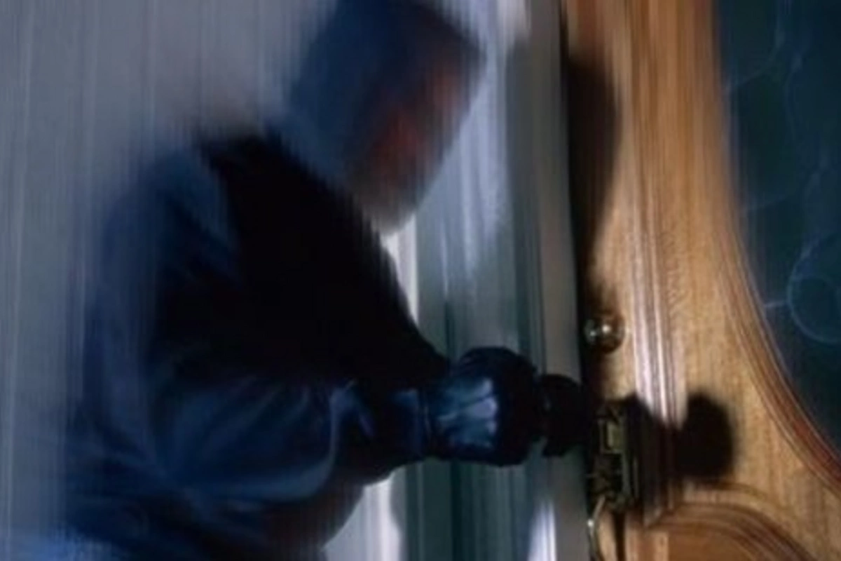 Market əməkdaşını bıçaqla hədələyərək soyğunçuluq edən şəxs saxlanılıb