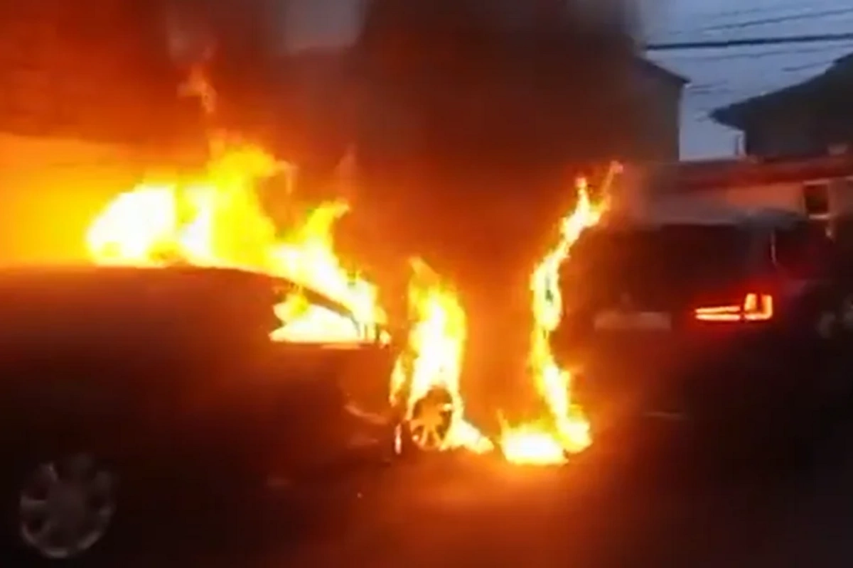 Masazırda avtomobildə başlayan yanğın digər maşına keçib