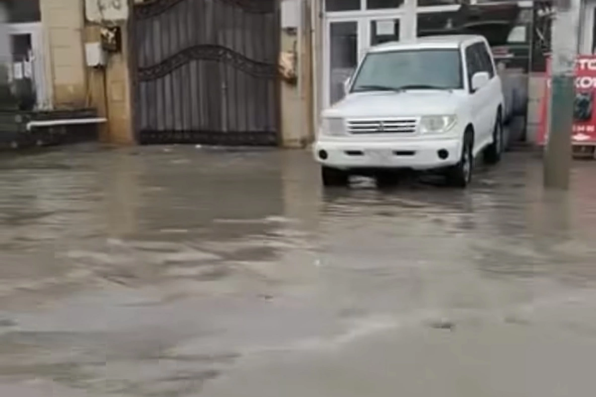 Masazırda yolları su basıb