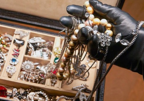 Masazırda evdən dəyəri 26 min manatdan çox olan qızıl-zinət əşyaları oğurlanıb Masazırda evdən dəyəri 26 min manatdan çox olan qızıl-zinət əşyaları oğurlanıb