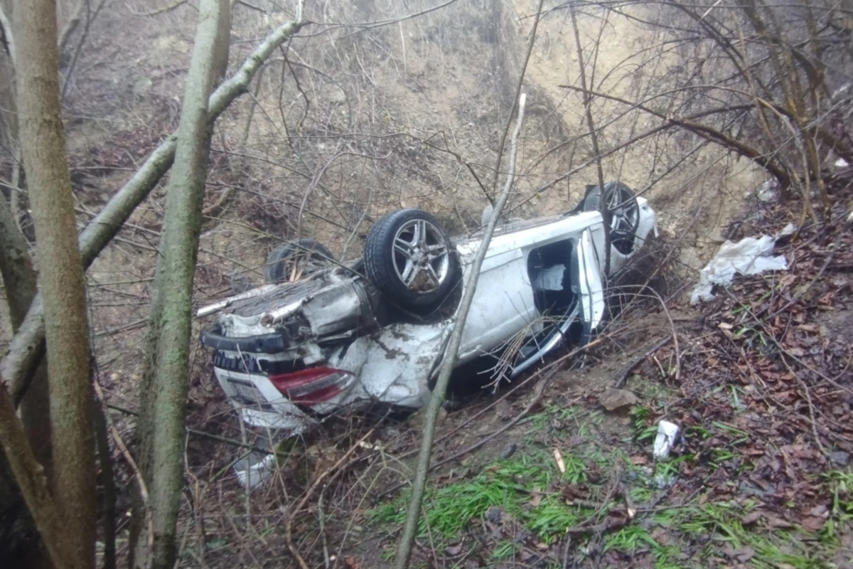 Maşın dərəyə aşdı - yaralılar var