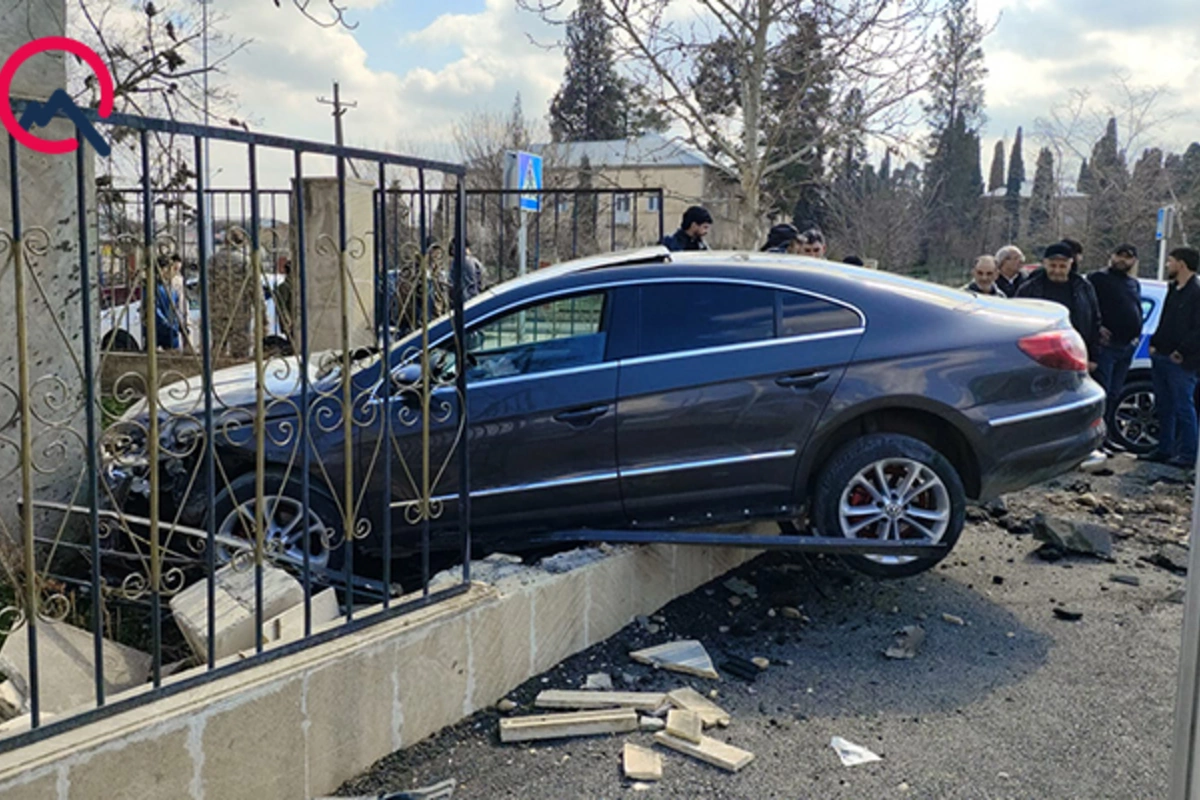 Maşını hasara, daha sonra şüşə sexinə çırpdı