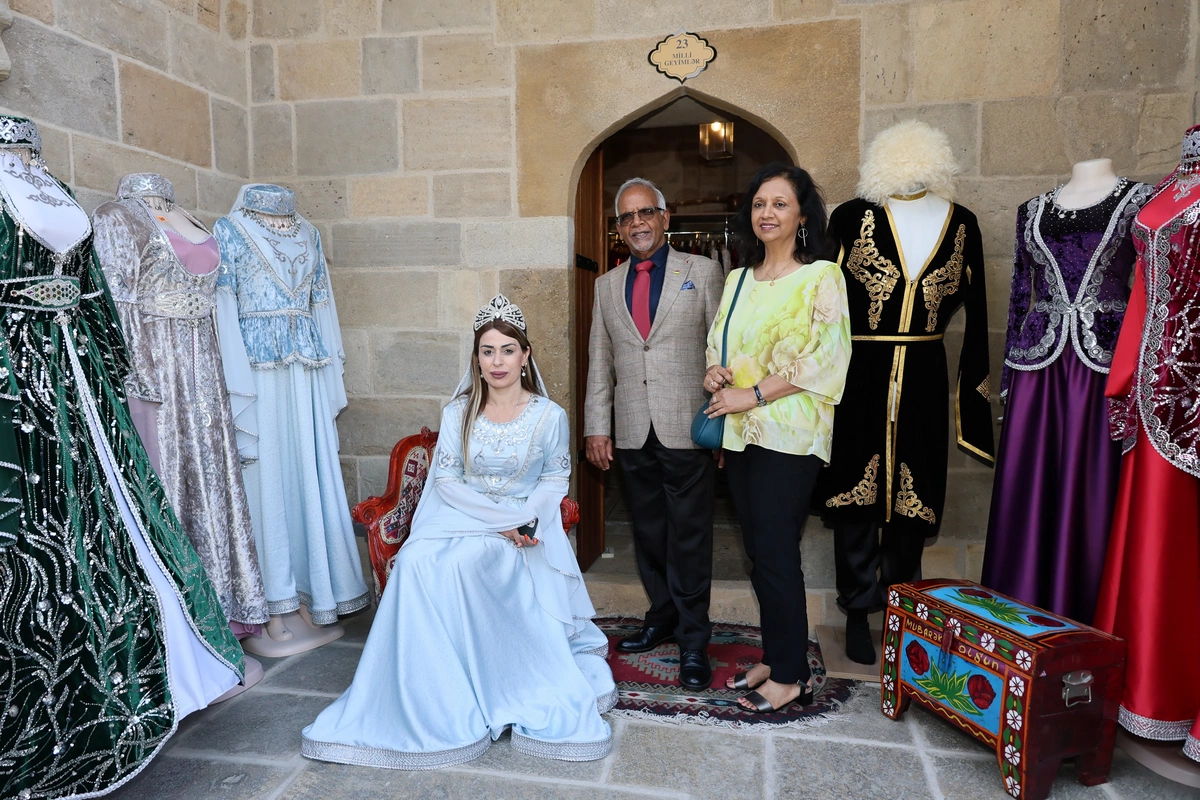 Mavriki Prezidenti İçərişəhərlə tanış olub