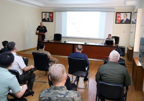 Müdafiə Nazirliyində hərbi attaşelər üçün brifinq keçirilib Müdafiə Nazirliyində hərbi attaşelər üçün brifinq keçirilib