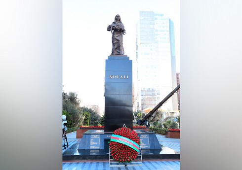 Müdafiə Nazirliyinin rəhbər heyəti Xocalı soyqırımı abidəsini ziyarət edib