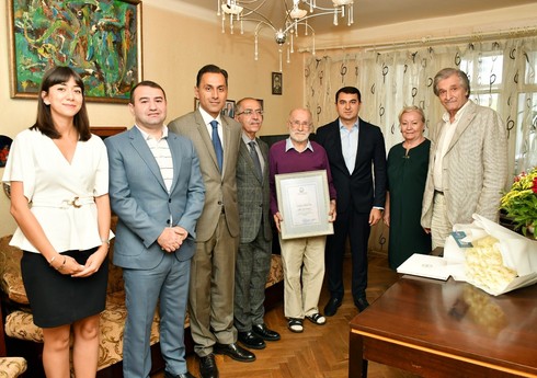 Mədəniyyət naziri 95 yaşı tamam olmuş Xalq rəssamı ilə görüşüb