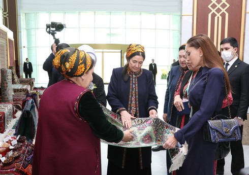 Mehriban Əliyeva Türkmənbaşı şəhərində təsviri və dekorativ sənət əsərlərindən ibarət sərgilərlə tanış olub