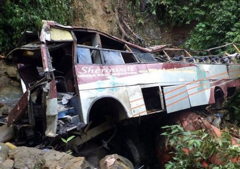 Meksikada turist avtobusu uçuruma aşıb, 10 nəfər ölüb, xəsarət alanlar var